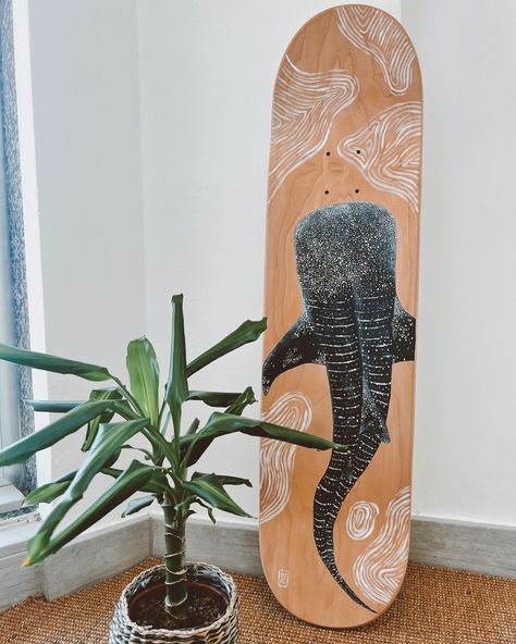 Whale Shark Surfboard, Paintings On Skateboards, Shark Skateboard Design, Ocean Skateboard Design, Hand Painted Surfboard, Paintings On Surfboards, Long Board Designs Paint, Surf Board Painting Ideas, Painted Skateboard Wall Art