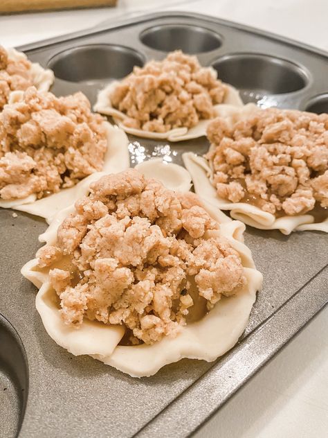 Mini Apple Pie With Crumb Topping, December Recipes, Making Apple Pie, Apple Crumb Pie, Apple Crumb Cakes, Gooey Brownies, Apple Crumb, Mini Apple Pies, Brownie Toppings