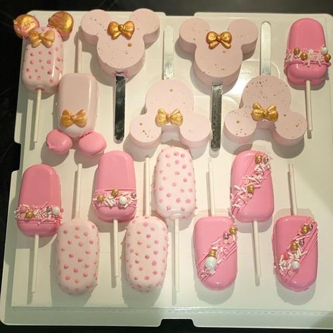 Minnie Cakesicles, Minnie Mouse Cakesicles, Minnie Mouse Birthday Treats, Minnie Mouse Treats Table, Minnie Mouse Desserts, Minnie Mouse Treats, Mini Mouse 1st Birthday, Minnie Mouse Cake Pops, Dipped Treats