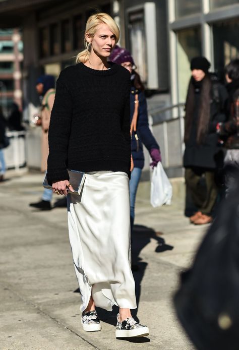 Things to try over your slip dress: a sweater Slip Dress Outfit, Mode Turban, White Slip Dress, Black Slip Dress, Sneakers Mode, Looks Street Style, Outfit Trends, Slip Skirt, White Skirt