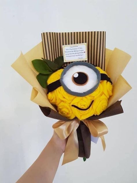 Minion Flower Bouquet, Minion Bouquet, Minion Gift Ideas, Minion Gifts, Ribbon Rose Bouquets, Ribbon Flowers Bouquet, Flower Shop Decor, Bouquet Images, Flower Arrangement Designs