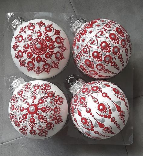 Dot Painted Ornaments, How To Paint Christmas Ornaments, Painting Christmas Balls, Dot Ornaments, Painting Snowflakes, Christmas Ball Ornaments Diy, Mandala Christmas, Hand Painted Bauble, Christmas Mandala