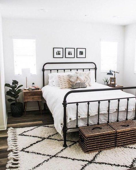 Black Iron Bed, Bilik Tidur Minimalis, Idea Bilik Tidur, Boho Sisustus, Reka Bentuk Bilik Tidur, Cozy Farmhouse Bedroom, Rumah Moden, Bohemian Bedrooms, Hiasan Dalaman Rumah