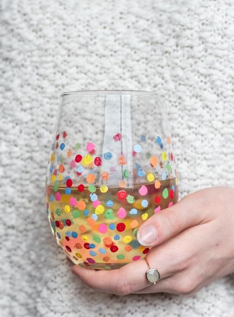 Diy Painted Wine Glasses, Diy Wine Glasses Painted, Sara Lynn, Diy Wine Glasses, Glass Painting Designs, Wine Glass Crafts, Wine Glass Art, Glass Art Projects, Hand Painted Wine Glasses