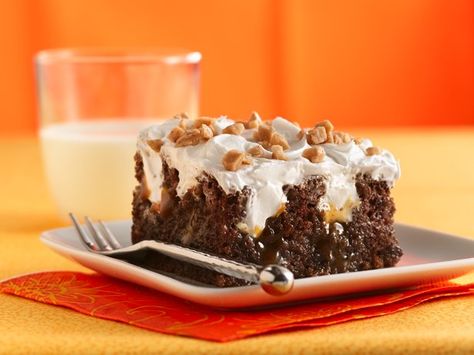 The combination of rich ingredients produces a decadent, caramel-soaked cake that's sure to be a hit! Toffee Chips, Betty Crocker Recipes, Poke Cakes, Cake Mix Recipes, Piece Of Cake, Food Cooking, Betty Crocker, Cakepops, Sweets Treats