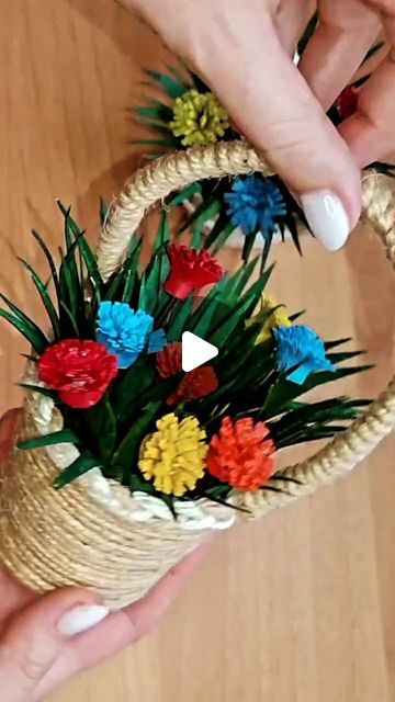 Ecofriendly Crafts, Jute Flowers, Basket Crafts, Upcycled Art, Diy Basket, Reduce Reuse Recycle, Green Home Decor, Disposable Cups, Table Flowers