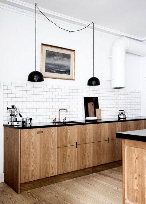 a retro inspired Scandinavian kitchen with light wood cabinets, black countertops, black pendant lamps, a white tile backsplash Scandinavian Kitchen Decor, Kitchen Cabinet Trends, Scandinavian Kitchen Design, Light Wood Cabinets, Interior Design Minimalist, Kitchen Design Color, Farmhouse Kitchen Cabinets, New Kitchen Cabinets, Ideas Hogar