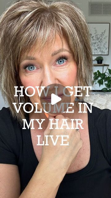 Sonya J Frame🔸 Midlife and Makeup Confidence Booster on Instagram: "Do you struggle to get volume in your hair?  Me too!   Today, to show you what this Voloom can do, I didn’t even blow dry my hair. Look at the volume!   COMMENT 023 and I’ll send you links to products and the VOLOOM.    #hoodedeyestruggle #hoodedeyes #makeuphelp #makeupforever #ilovemakep  #entrepeneurspirit #beautytipsters #mompreneur #nanapreneur #beautyinspried #lookyourbest #beautytipsntricks #viralmakeuphacks #viralmakeuptrend #bestmakeuptutorial #easymakeuproutine #makeupmadeforskin  #jowlsbegone #jowlslift #midlifemakeup #voloom  #hairvolumefordays  #bighairdontcare" Short Hair Volume Hacks, How To Blow Dry Short Layered Hair, Short Hair Volume Cut, Adding Volume To Fine Hair, How To Get Hair Volume, Blow Dry Short Hair For Volume, How To Get Volume On Top Of Head, How To Get Volume In Your Hair, How To Get More Volume In Hair