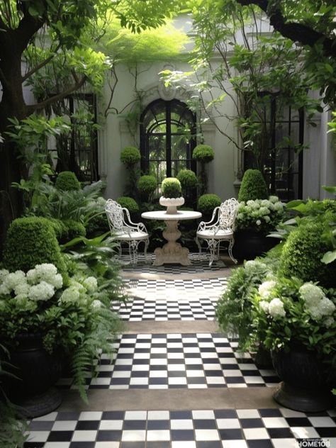 French Terrace Garden, French Home Landscaping, Small French Courtyard, French Landscaping Ideas, Art Deco Courtyard, Modern French Backyard, Castle Courtyard Garden, Secret Garden Courtyard, European Yard Landscaping