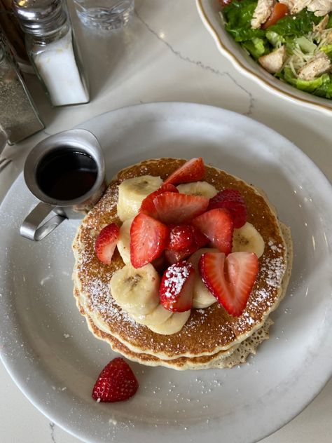 banana strawberry pancakes, food pics inspo, brunch, breakfast, easy healthy recipes Pancakes For Breakfast Aesthetic, Pancake And Strawberries, Strawberry Pancakes Aesthetic, Pancake With Strawberries, Healthy Food Inspo Breakfast, Banana Strawberry Pancakes, Oat Pancakes Aesthetic, Healthy Pancakes Aesthetic, Breakfast Ideas Pictures