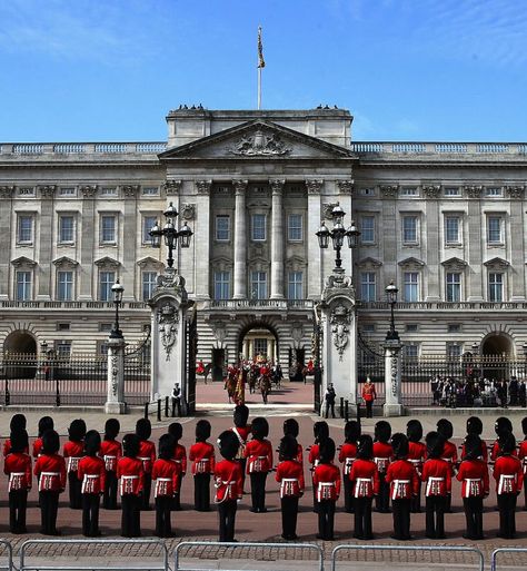 Buckingham House, Road Trip Uk, Buckingham Palace Gardens, Buckingham Palace London, London Attractions, Palace Garden, Royal Aesthetic, London Landmarks, Queen Charlotte