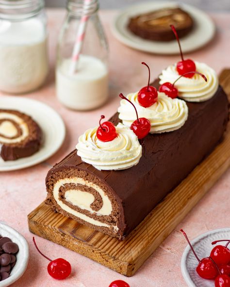 Chocolate Swiss Roll Recipe, Swiss Roll Cake Recipe, Roll Cake Recipe, Chocolate Swiss Roll, Swiss Roll Cake, Warm Cake, Caking It Up, Swiss Roll, Roll Recipe