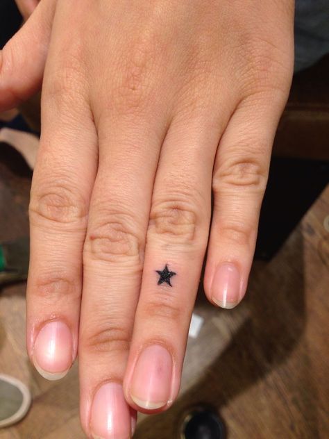 Tato Minimal, Tato Jari, Handpoke Tattoo, Muster Tattoos, Парные Тату, Star Tattoo, Poke Tattoo, Astral Projection, Diy Tattoo