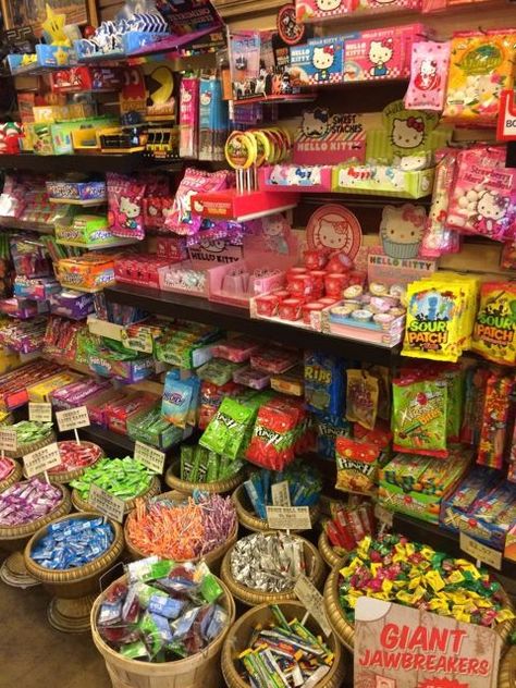 Candy Store Ideas, Candy Display Ideas, Old School Candy, Candy Room, Candy Shops, Penny Candy, Candy Display, Candy Drinks, Sleepover Food