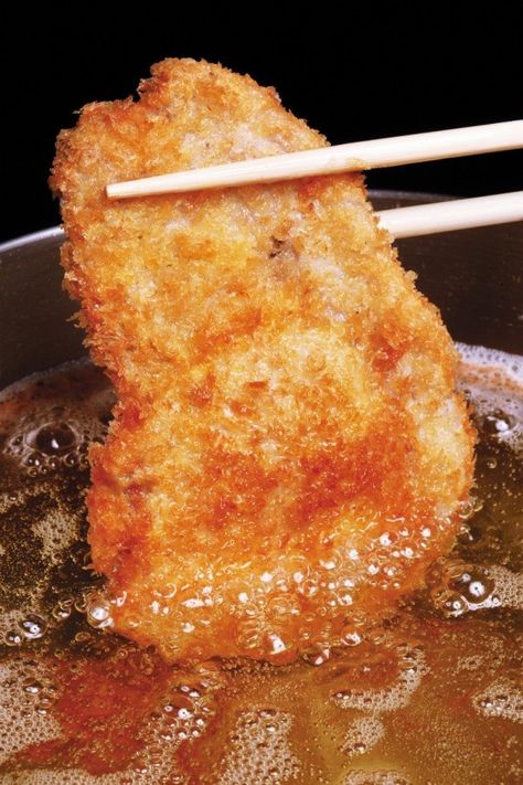 This is a guide about deep frying tips and tricks. Deep frying is a popular method of preparing certain foods. Following a few simple tips can ensure positive results and help prevent greasy, unappetizing ones. Fry Daddy Recipes, Deep Fryer Recipes, Deep Fried Recipes, Fry Food, State Fair Food, Deep Fried Food, Fried Fish Recipes, Fried Foods, Fair Food