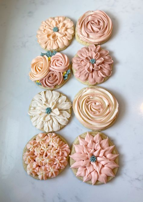 Flower Cookies Buttercream, Buttercream Iced Cookies, Flower Decorated Sugar Cookies, Mom Sugar Cookies, Spring Sugar Cookies Decorated, Floral Sugar Cookies, Bakery Pictures, Spring Sugar Cookies, Sugar Cookie Buttercream Frosting