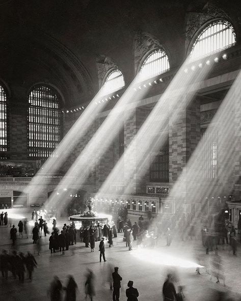 𝟏𝟗𝟑𝟎, 𝐆𝐫𝐚𝐧𝐝 𝐂𝐞𝐧𝐭𝐫𝐚𝐥 𝐓𝐞𝐫𝐦𝐢𝐧𝐚𝐥: Sunlight streams through the windows into the concourse. A sight that today is rarer due to the ban on… Roman Bath House, Photographie New York, Penn Station, Black And White City, Grand Central Terminal, Grand Central Station, Photo D Art, Grand Central, White City