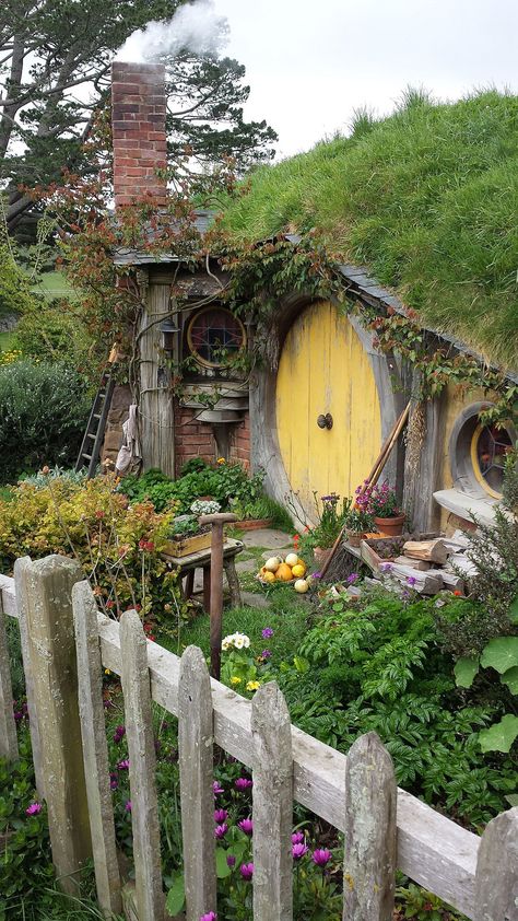 Case Sotterranee, Casa Do Hobbit, Supraviețuire Camping, Casa Hobbit, Flowers And Greenery, Hobbit Hole, Unusual Homes, Cob House, Hobbit House