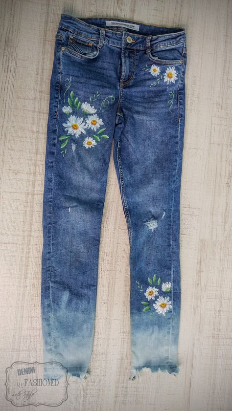 painted blue denim jeans daisy flowers Denim Kunst, Jean Diy, Diy Pants, Painted Clothes Diy, Haine Diy, Diy Jeans, Sewing Pants, Denim Art, Painted Denim Jacket