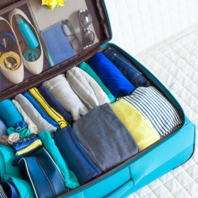 Packing A Suitcase, Suitcase Packing Tips, Beach Hacks Kids, Packing Hacks Clothes, Pack A Suitcase, Vietnam Voyage, Packing Clothes, Carry On Bag Essentials, Suitcase Packing