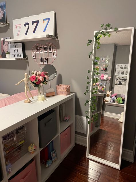 Aesthetic Room Pink And Grey, Kpop Shelves Aesthetic, Bts Room Decor Aesthetic, Roomdecoration Aesthetic, Kpop Room Aesthetic, Grey And White Room, Pink And Grey Room, Bts Room, Shelf Decor Bedroom