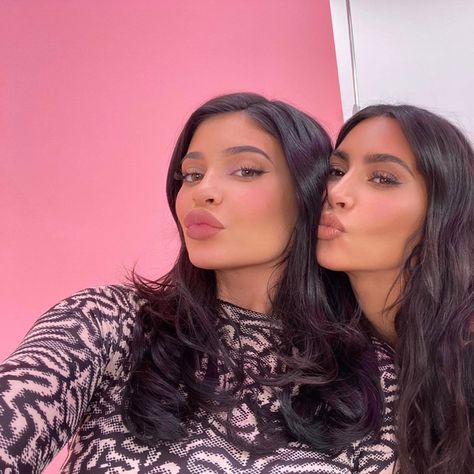 kylie jenner kim kardashian selfie Kim Kardashian Selfie, Kim And Kylie, Kylie Nails, Kim Kardashian Kylie Jenner, Look Kylie Jenner, Kylie Baby, Mode Kylie Jenner, Pretty Makeup Looks, Jenner Sisters