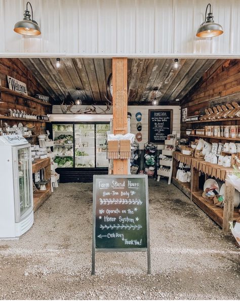 Homestead Store Ideas, Farm Cafe Ideas, Mini Farmers Market, Small Mercantile Store, Farm Retail Store, Produce Market Ideas, Farmhouse Shop Ideas, Farmers Market Store Ideas, Farm Shop Organization