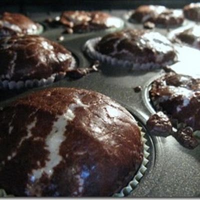 I know i probably shouldnt pin this...but here it goes! Marshmallow Brownie Cupcakes Large Marshmallows, Marshmallow Brownies, Choc Cake, Brownie Cupcakes, Brownie Desserts, Brownie Mix, Dessert Cupcakes, Eat Dessert First, Muffin Tin