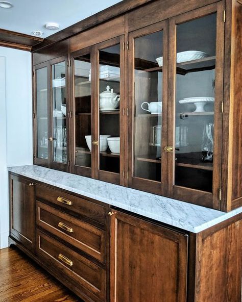 Woodland Design Company on Instagram: "Just next to this classic kitchen is a walnut trimmed family room + eating banquette. This walnut built in was designed to house all the spill over and accoutrements for everyday family meals. And a small hidden drink fridge on one end!!! #interiors #interiordesign #interiordetails #interiorstylist #interiores #smmakelifebeautiful #sodomino #classic #liveauthentic #prep #thoughtfulness #storage #designsolutions #renovation #construction #walnut #brass #carr Hidden Fridge Built Ins, Built In Hutch Kitchen, Built In Dining Room Buffet, Built In Buffet Dining Room, Dining Room Built In Buffet, Craftsman Built Ins, Built Ins Dining Room, Kitchen Built Ins, Dining Room Built Ins