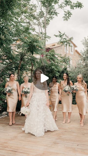 Laura Vieceli 📸 on Instagram: "Wedding Morning Tips Bridesmaids edition - don’t forget to tag your bridesmaids! 

Be ready and dressed before the bride - it looks more polished in the photos when you help her into her dress.

Steam all the dresses the night before and do not leave it until the wedding morning. Not just because you could spend the time doing more fun things on the morning of the wedding, but the steam can also cause your hair to drop out! 

Be ready for your hair and makeup slot on time, if not be early! Being late causes stress and can cause people after you to be rushed. Keep the day stress-free by sticking to the hair and makeup schedule; your bride (and H/MUA) will love you for it! 

Help keep the space clean and tidy - no one wants to see a suitcase with underwear spi Morning Tips, Morning Of The Wedding, Wedding Morning, Instagram Wedding, Morning Wedding, Be Ready, Hair And Makeup, Fun Things, The Bride