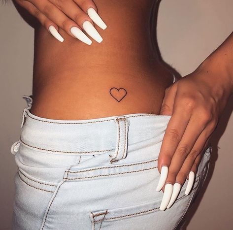 Herz Tattoo Klein, Design Tatuaje, Rosen Tattoo Frau, Hip Tattoo Small, Small Heart Tattoos, Hip Tattoos, Shape Tattoo, Inspiration Tattoos, Small Meaningful Tattoos