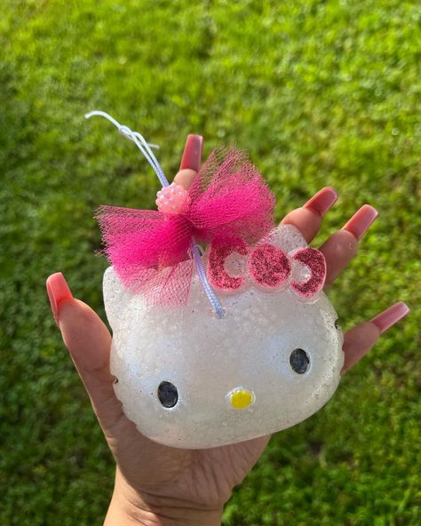 A beautiful Hello kitty car freshie💕 Follow my Instagram sassi.freshies.andmore☺️ Car Freshie Ideas, Car Freshies Ideas, Freshies Ideas, Freshie Ideas, Hello Kitty Car, Car Freshies, Crochet Things, Follow My Instagram, Cute Cars