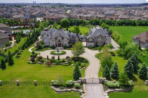 Industrial Mansion Exterior, Luxury Home Driveway, Rich Driveway, Mansion Guest House, Dream House Driveway, House With Casita, Large Mansion Exterior, Mansion Landscape Design, Mansions Driveway