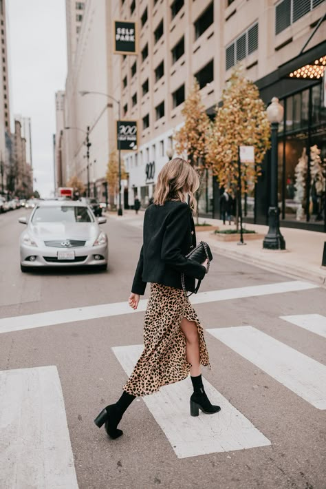 rixo london katie dress Long Skirt Outfits, Leopard Print Skirt, Mode Casual, Stil Inspiration, Outfit Trends, Mode Inspo, 가을 패션, Print Skirt, Mode Vintage