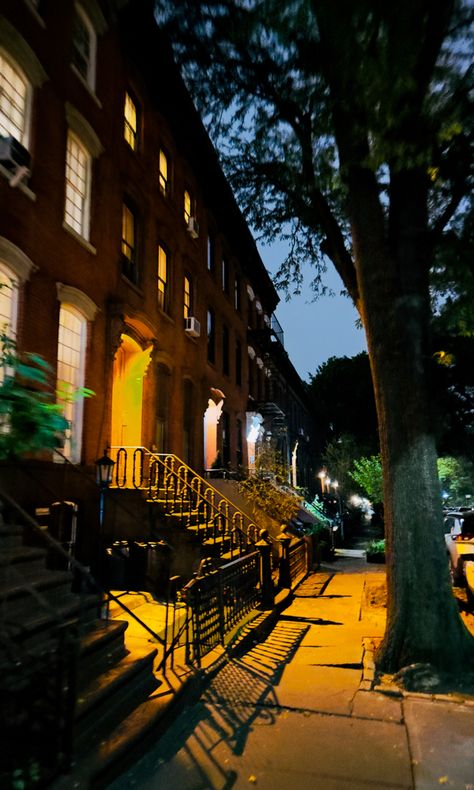 Brooklyn block at night Brooklyn Aesthetic, Brooklyn Night, Fall Nyc, Brooklyn City, Summer In Nyc, Aesthetic Nyc, Nyc Lifestyle, Nyc Fall, New York Summer