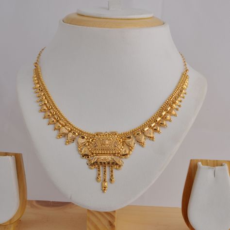 Traditional Indian gold necklace Simple Gold Neckles, Plain Gold Necklace Designs, Gold Neckles, Traditional Gold Necklace, Indian Gold Necklace, Gold Necklace Design, Plain Necklace, Indian Gold Necklace Designs, Indian Gold Jewellery Design