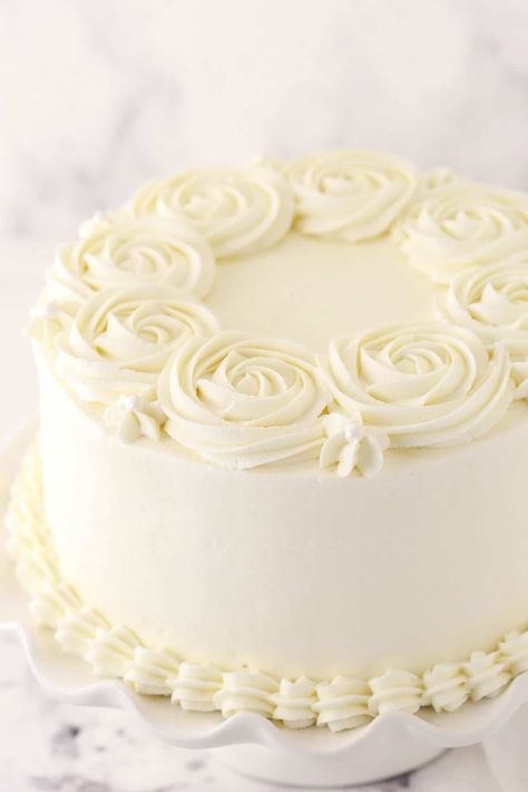 Simple White Cake Decoration, Wedding Cake One Layer, Butter Icing Cake Designs, Icing Cake Design, White Layer Cake, Whipped Buttercream, Wedding Cake Vanilla, White Birthday Cakes, Vanilla Birthday Cake