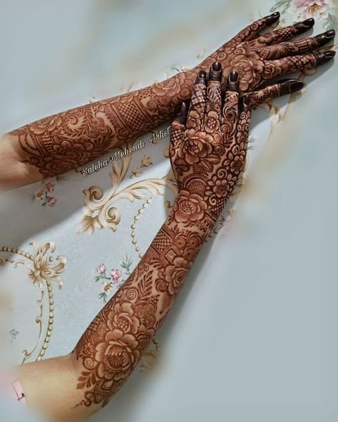 Mehndi on hands for brides Back Side Mehndi Design, Side Mehndi Design, Back Side Mehndi, Mehndi Designs New, Best Mehndi Design, Kashee's Mehndi Designs, Khafif Mehndi Design, Circle Mehndi, मेहंदी डिजाइन