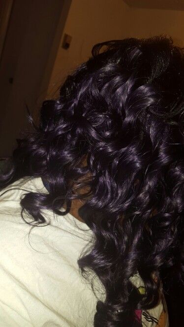 I love this color black\purple Dark Purple Hair Curly, Purple Highlights Curly Hair, Dark Purple Curly Hair, Purple Hair Curly, Purple Curly Hair, Curly Purple Hair, Purple Highlights Brown Hair, Purple Black Hair, Round Layers