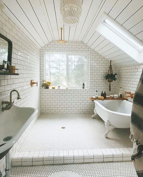 wohnen Baie Vintage, Attic Bathroom, Bad Inspiration, Bathroom Design Decor, Hus Inspiration, Dream Bathrooms, Dream Bathroom, Style At Home, Beautiful Bathrooms