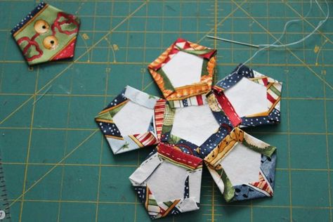 English Paper Piecing Christmas, Hexagon Ornaments, English Paper Piecing Patterns Free, Hexagon Patchwork, Quilting 101, In My Purse, Paper Quilt, English Paper Piecing Quilts, Diy Christmas Ornaments Easy