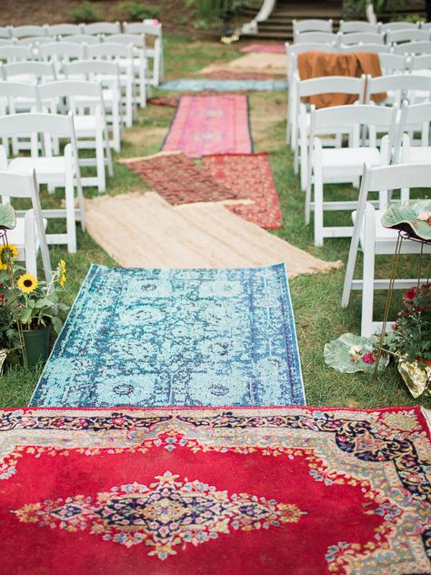 Place mismatched rugs leading up to the wedding altar for a boho-chic aisle runner. It'll remind your guests of home while saving your dress from getting dirty! Mismatched Rugs, Wedding Altar, Wedding Runner, Sunflower Wedding Bouquet, Aisle Runner Wedding, Wedding Altars, Wedding Ceremony Backdrop, Boho Chic Wedding, Aisle Runner