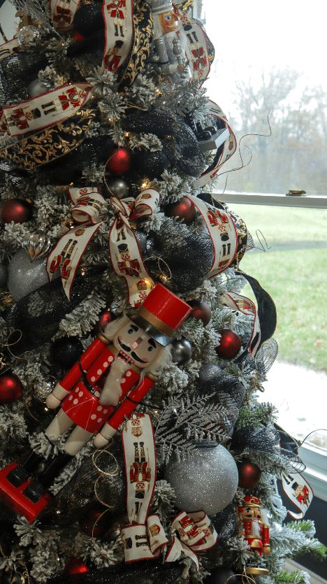 Diy Nutcracker Ornament Ideas, Nutcracker Themed Tree, Nutcracker Theme Tree, Cracker Barrel Christmas Tree, Nutcracker Christmas Tree Decorations, Burberry Christmas Tree, Nutcracker Christmas Tree Topper, Nutcracker Display Ideas Christmas, Nutcracker Tree Theme