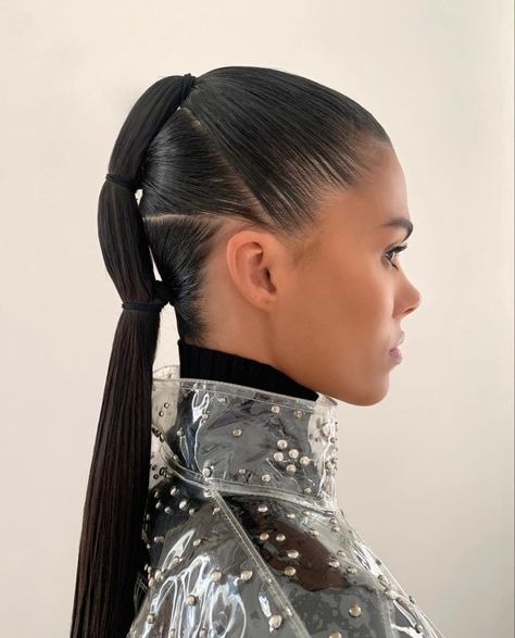 Pelo Editorial, Headbands For Short Hair, High Fashion Hair, Slicked Back Ponytail, Runway Hair, Editorial Hair, A Ponytail, Slicked Back Hair, Peinados Fáciles Para Cabello Corto