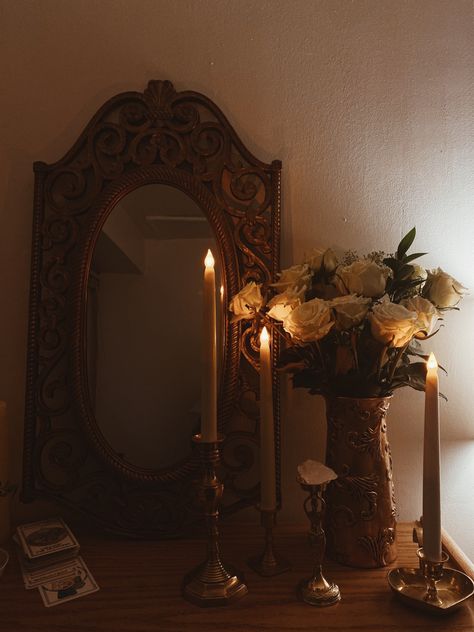 Dorm Room Vanity, Dark Academia Room, Academia Room, Addie Larue, Room Vanity, Casa Vintage, Dreamy Room, Images Esthétiques, Vintage Room