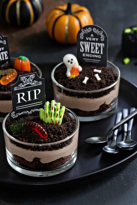 Brownie Dirt Pudding cups are a delicious Halloween dessert! Simple to make and spooktacular to eat! Dirt Pudding Cups, Delicious Halloween Desserts, Spooky Halloween Desserts, Halloween Torte, Läskig Halloween, Halloween Deserts, Dirt Pudding, Dessert Halloween, Postres Halloween