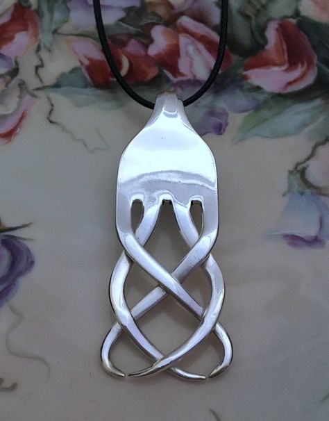 Fork Crafts, Spoon Jewelry Diy, Flatware Crafts, Plated Dinner, Silver Spoon Jewelry, Fork Art, Cutlery Art, Silverware Crafts, Fork Jewelry