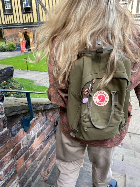 granola girl Kanken Bag Aesthetic, Granola Girl Backpack, Fjallraven Kanken Backpack Aesthetic, Fjallraven Kanken Backpack Acorn, Fjallraven Kanken Totepack, Fjallraven Kanken Beige, Fjallraven Kanken Backpack Big, Kanken Bag, Hiking Fits