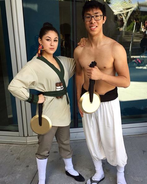 Ping and Shang!! #mulan #shang #ping #disneycosplay #disneycostume #mulancostume  #disney  #mushu Mulan Costume Diy, Mulan Halloween Costume, Shang Mulan, Disney Couple Costumes, Couple Costumes For Halloween, Disney Costumes Diy, Cute Couples Costumes, Mulan Mushu, Run Disney Costumes