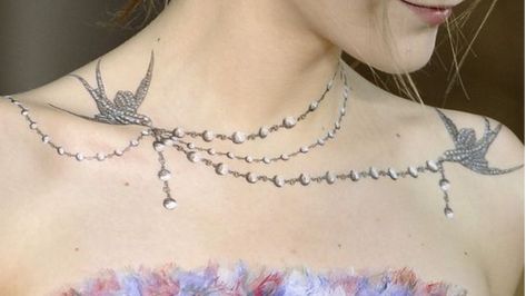 http://www.revelist.com/arts/necklace-tattoos/5537 Chest Necklace Tattoo, Necklace Tattoos, Chanel Tattoo, Dear Woman, Tattoos Feminine, Pearl Tattoo, Body Paintings, Tattoo Son, Chain Tattoo